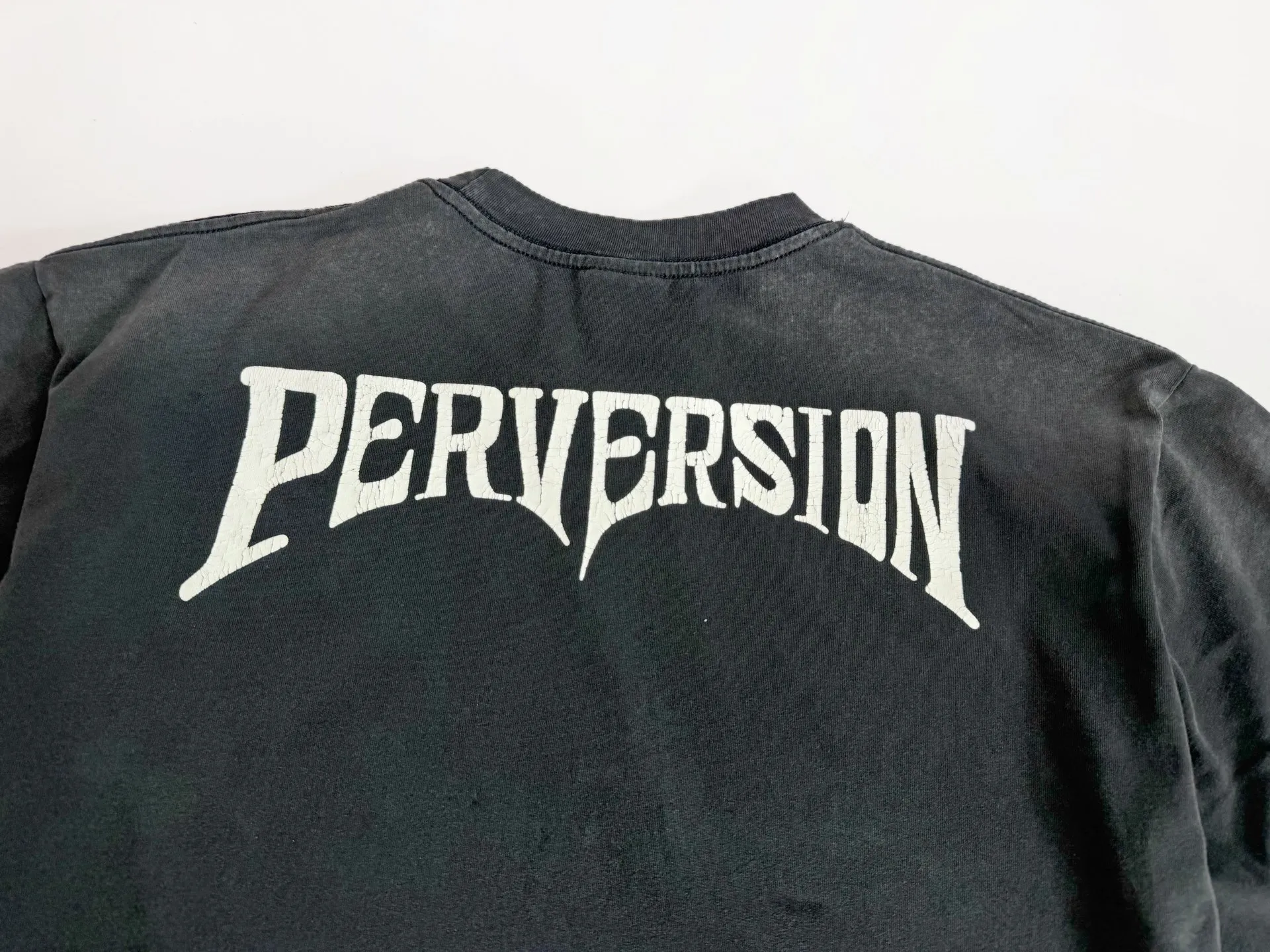 ❥8026#P136 Saint Mxxxxxx new model uses double yarn cotton batik fabric 280g, comfortable and breathable to wear. Full of street feel, loose fit Size: (S-M-L-XL) Color: Washed black